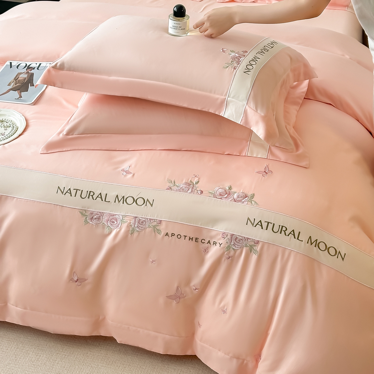 91家纺网 家纺一手货源 找家纺 遇见家居生活馆 2025新款亲肤棉刺绣四件套-花田里 花田里-樱花粉