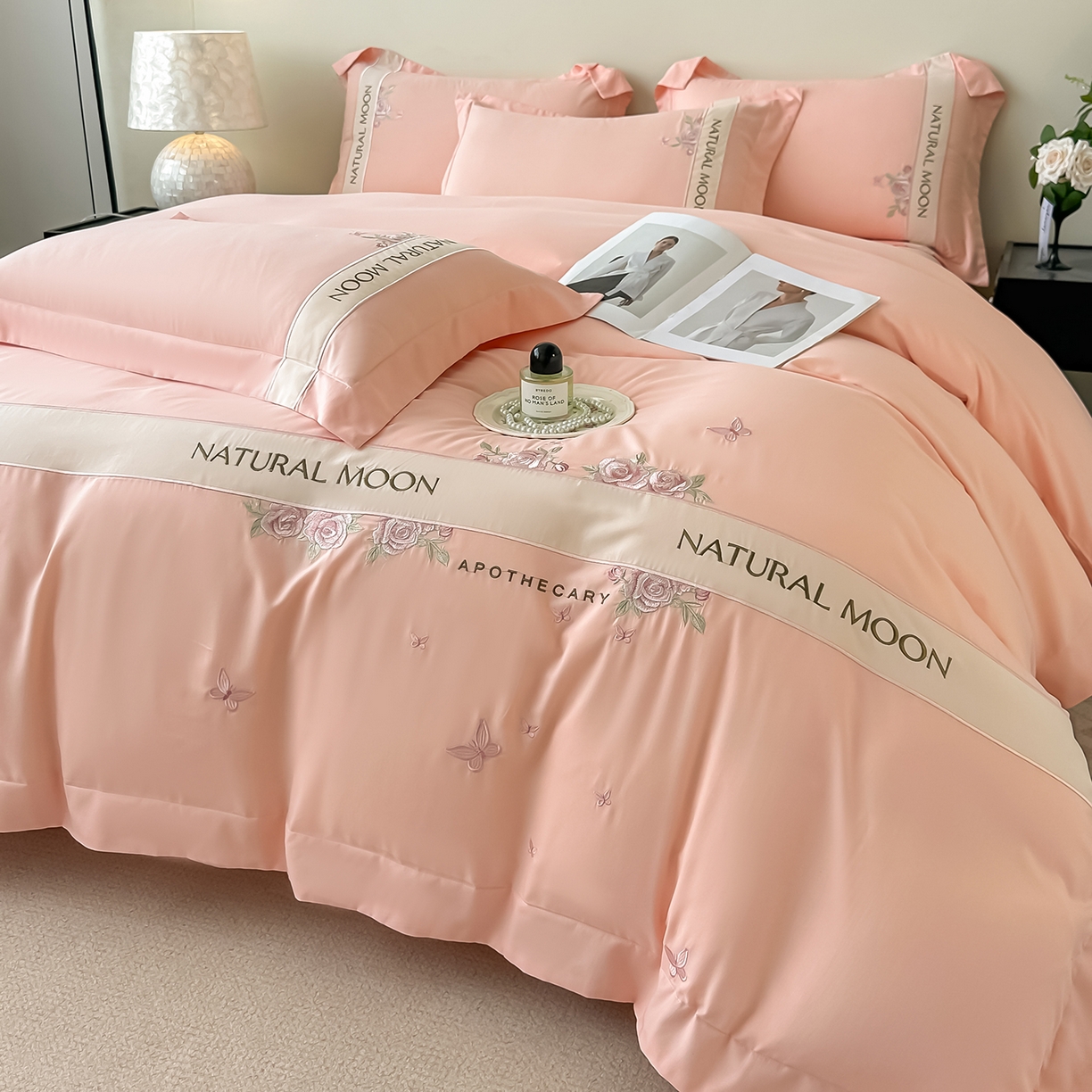 91家纺网 家纺一手货源 找家纺 遇见家居生活馆 2025新款亲肤棉刺绣四件套-花田里 花田里-樱花粉