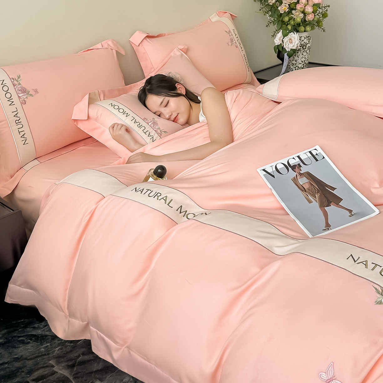 91家纺网 家纺一手货源 找家纺 遇见家居生活馆 2025新款亲肤棉刺绣四件套-花田里 花田里-樱花粉