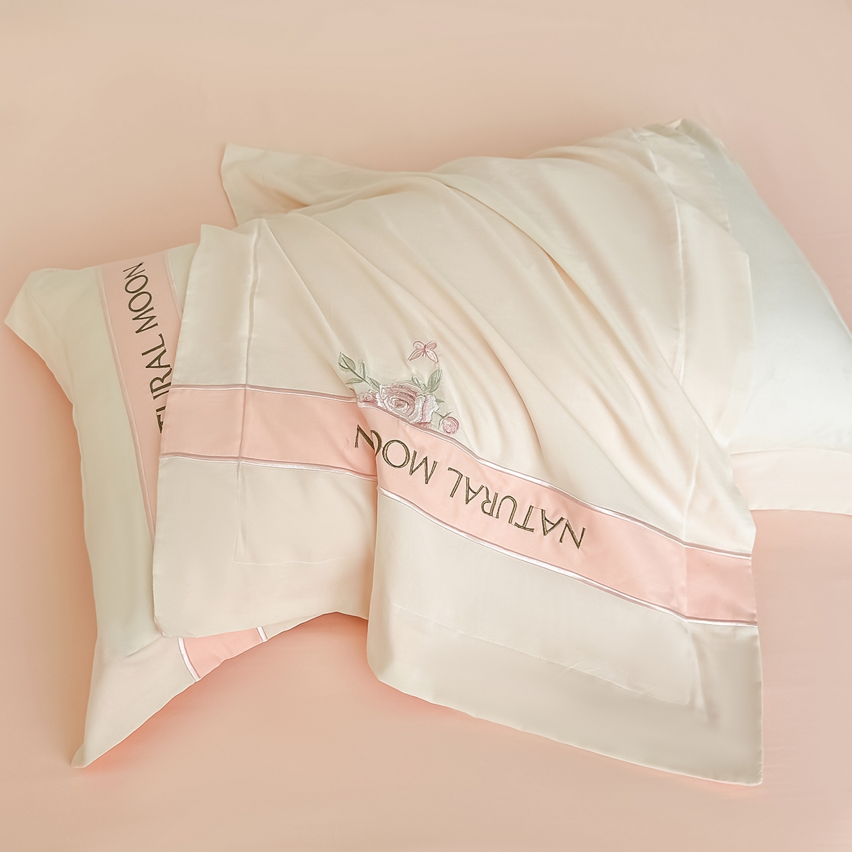 91家纺网 家纺一手货源 找家纺 遇见家居生活馆 2025新款亲肤棉刺绣四件套-花田里 花田里-白粉