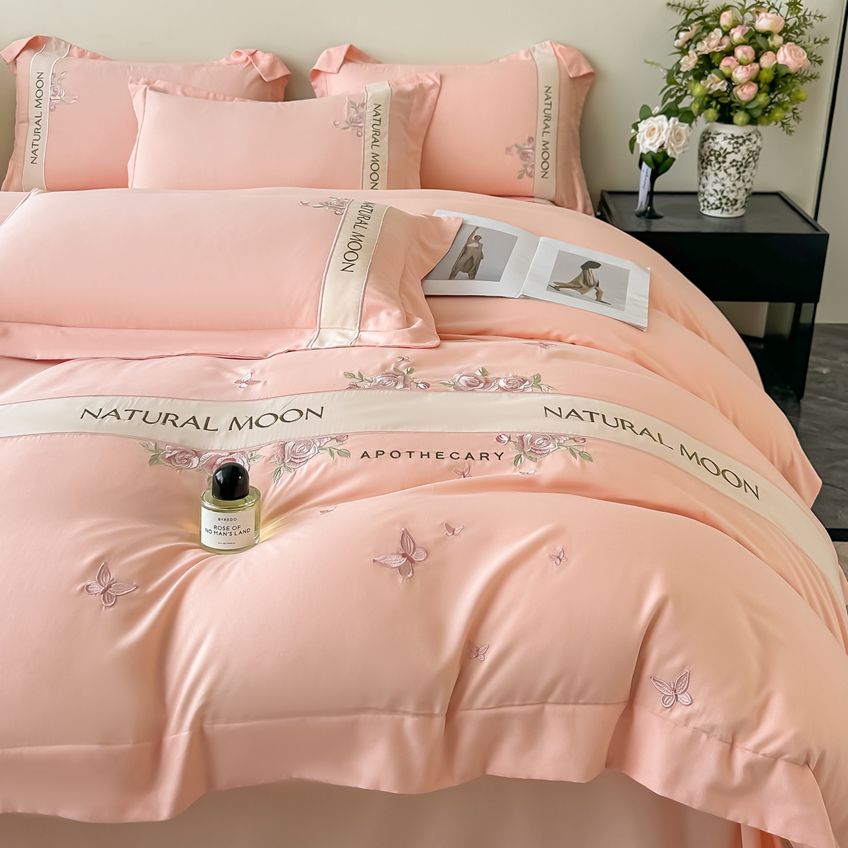 91家纺网 家纺一手货源 找家纺 遇见家居生活馆 2025新款亲肤棉刺绣四件套-花田里 花田里-樱花粉