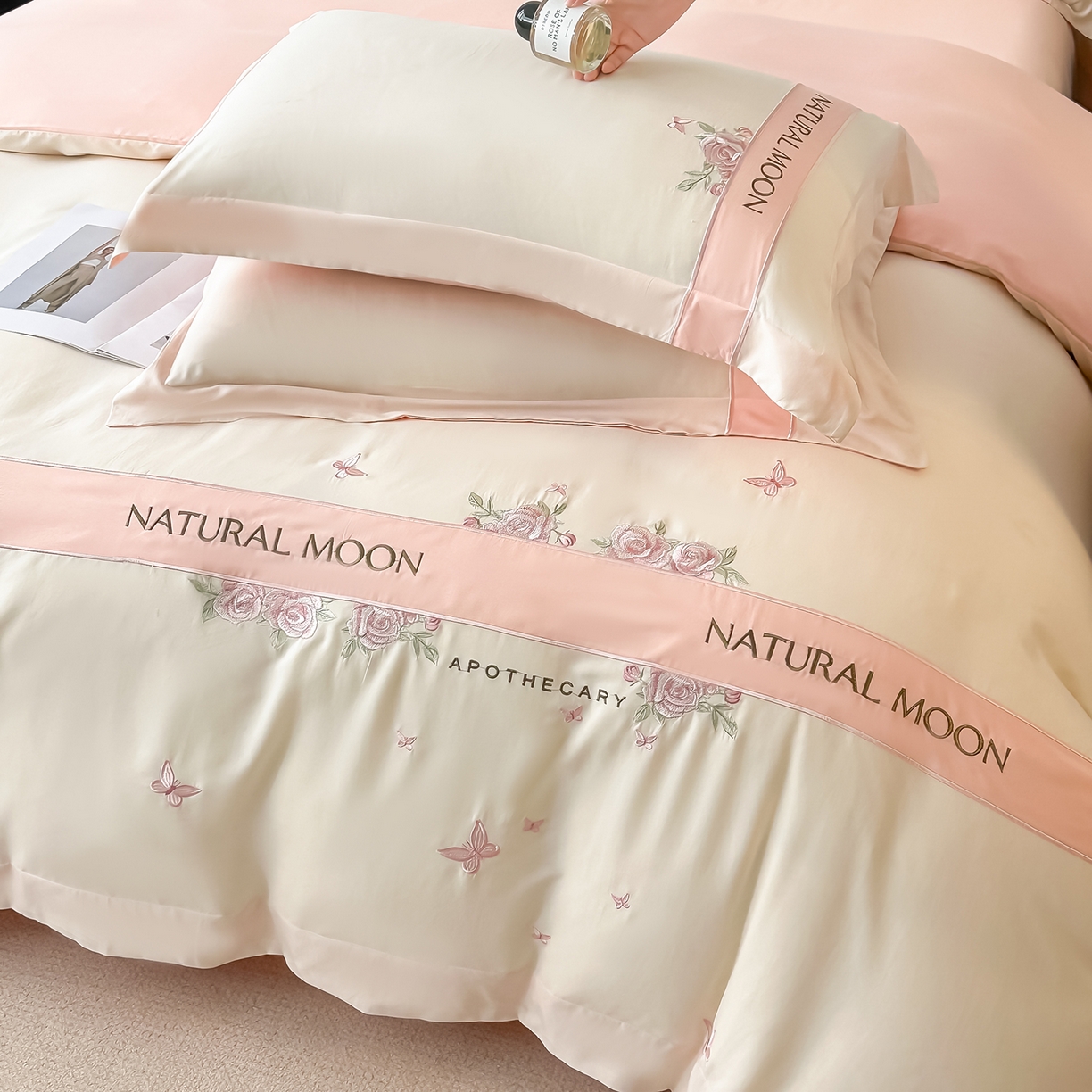 91家纺网 家纺一手货源 找家纺 遇见家居生活馆 2025新款亲肤棉刺绣四件套-花田里 花田里-白粉