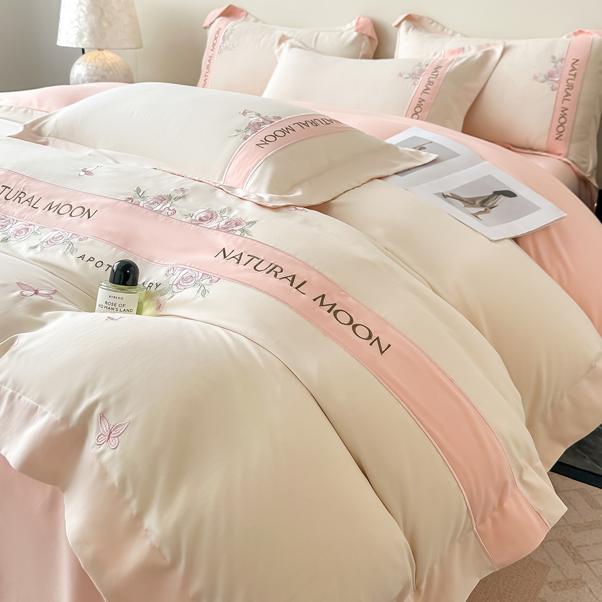 91家纺网 家纺一手货源 找家纺 遇见家居生活馆 2025新款亲肤棉刺绣四件套-花田里 花田里-白粉