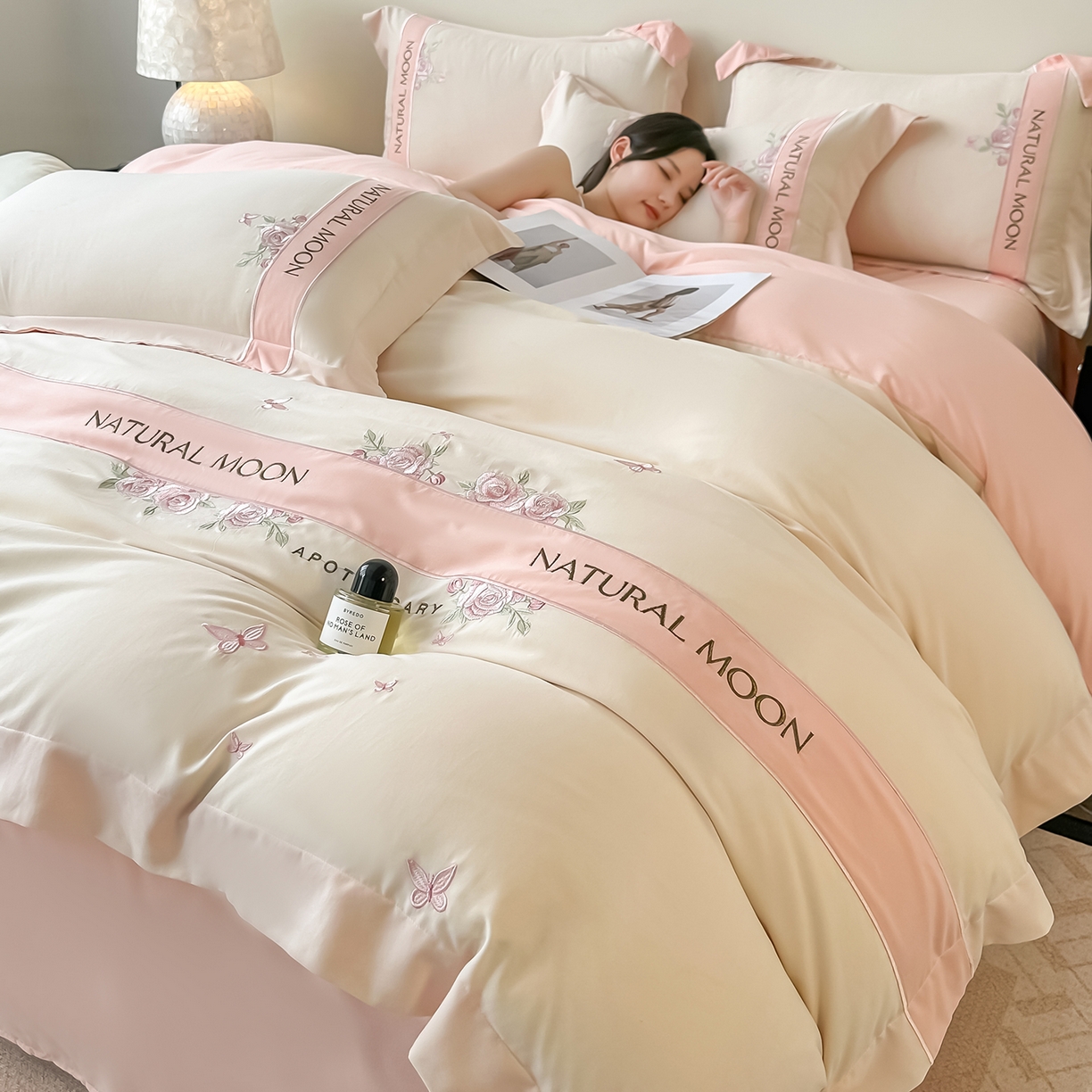 91家纺网 家纺一手货源 找家纺 遇见家居生活馆 2025新款亲肤棉刺绣四件套-花田里 花田里-白粉