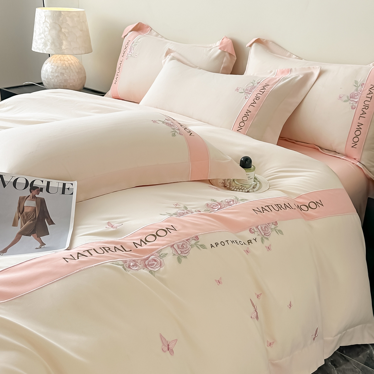 91家纺网 家纺一手货源 找家纺 遇见家居生活馆 2025新款亲肤棉刺绣四件套-花田里 花田里-白粉