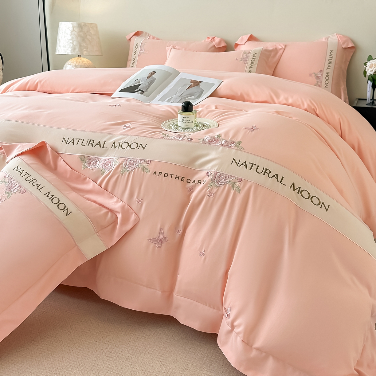 91家纺网 家纺一手货源 找家纺 遇见家居生活馆 2025新款亲肤棉刺绣四件套-花田里 花田里-樱花粉