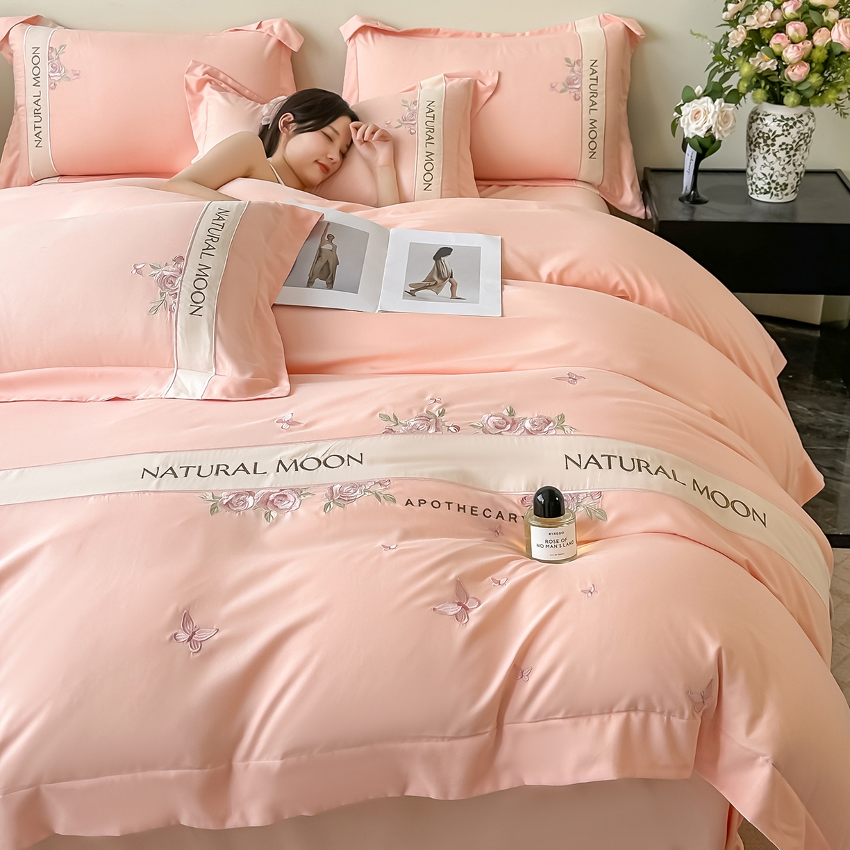 91家纺网 家纺一手货源 找家纺 遇见家居生活馆 2025新款亲肤棉刺绣四件套-花田里 花田里-樱花粉