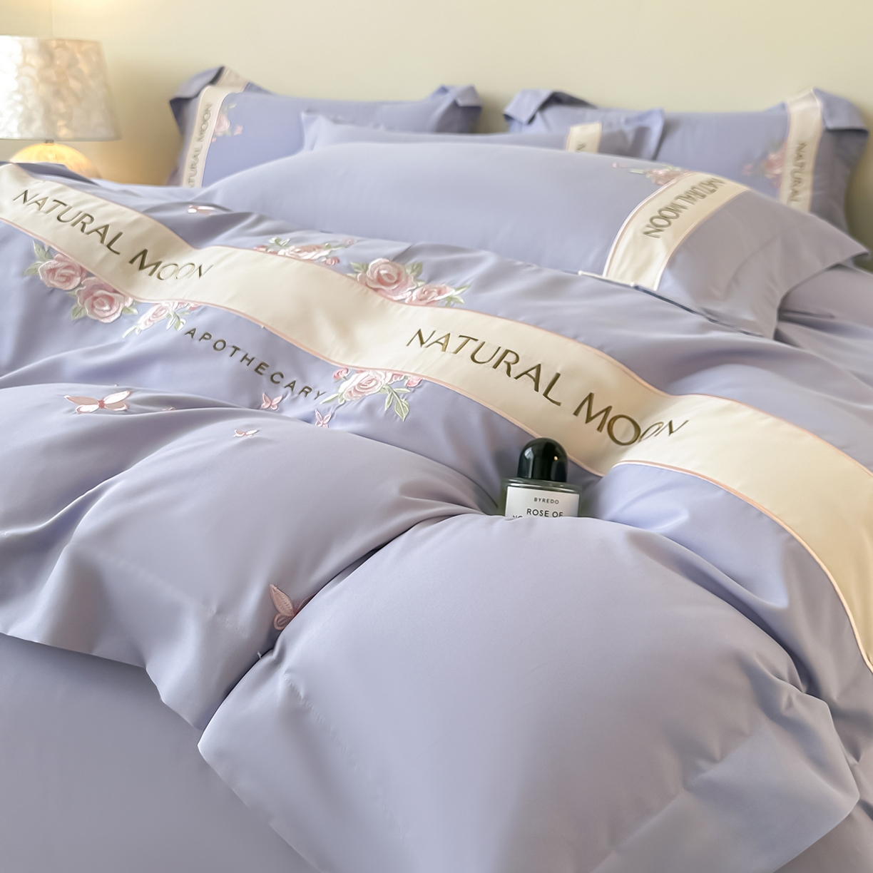 91家纺网 家纺一手货源 找家纺 遇见家居生活馆 2025新款亲肤棉刺绣四件套-花田里 花田里-香芋紫