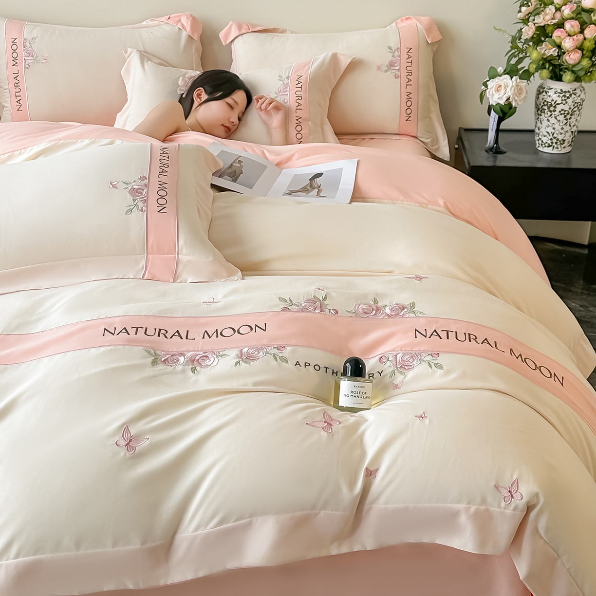 91家纺网 家纺一手货源 找家纺 遇见家居生活馆 2025新款亲肤棉刺绣四件套-花田里 花田里-白粉