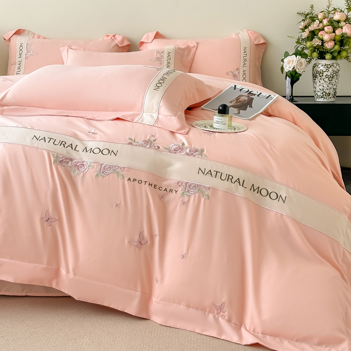 91家纺网 家纺一手货源 找家纺 遇见家居生活馆 2025新款亲肤棉刺绣四件套-花田里 花田里-樱花粉