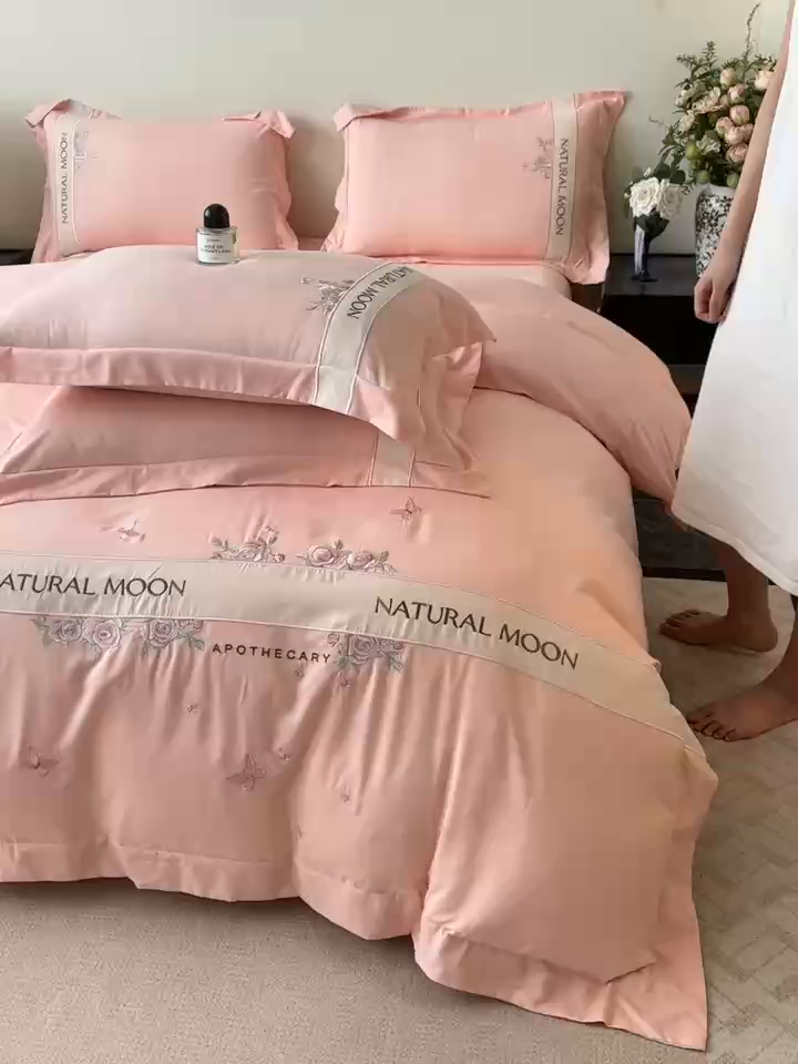 91家纺网 家纺一手货源 找家纺 遇见家居生活馆 2025新款亲肤棉刺绣四件套-花田里 花田里-樱花粉