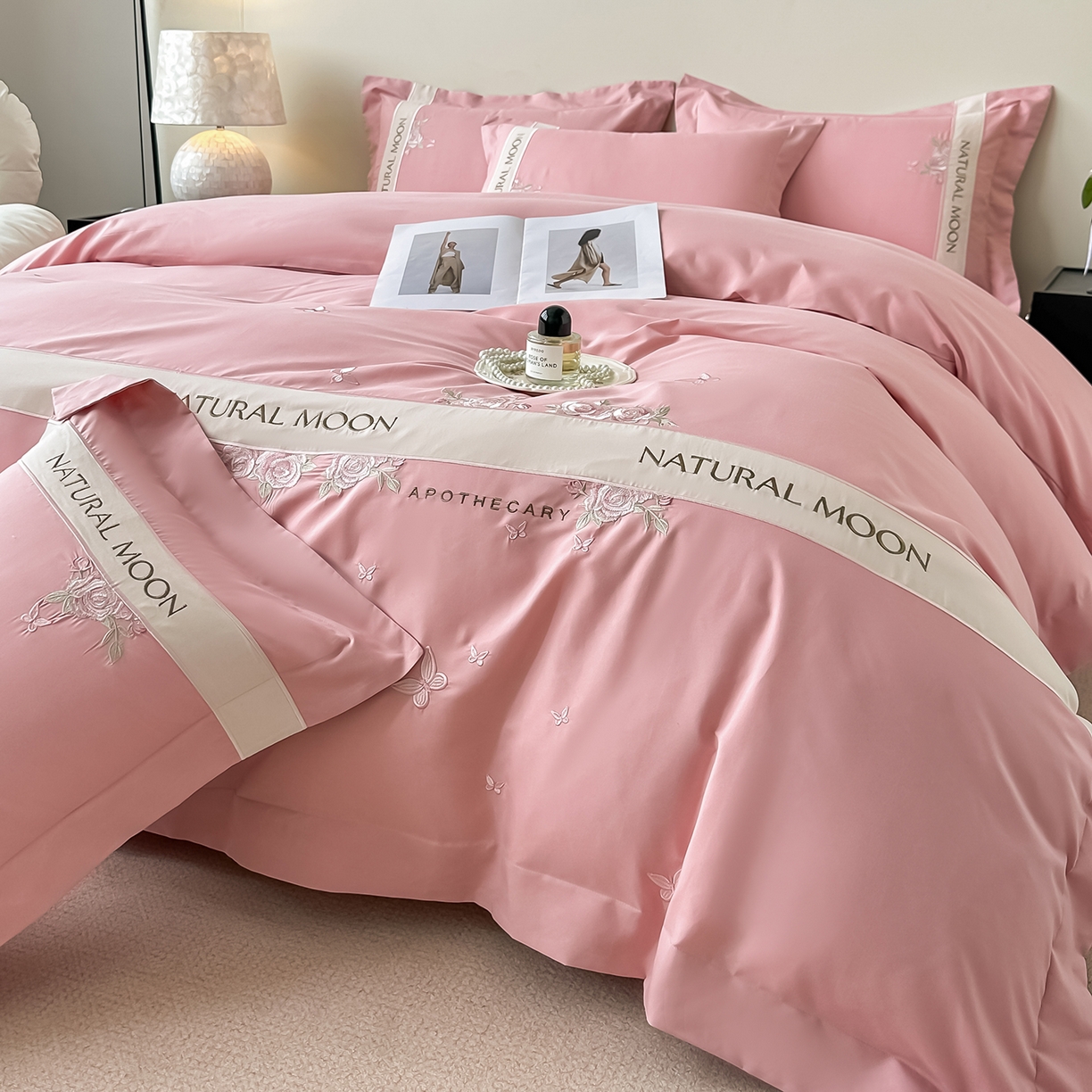 91家纺网 家纺一手货源 找家纺 遇见家居生活馆 2025新款亲肤棉刺绣四件套-花田里 花田里-公主粉