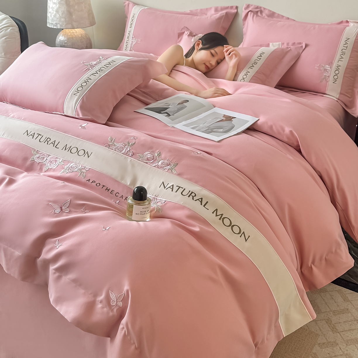 91家纺网 家纺一手货源 找家纺 遇见家居生活馆 2025新款亲肤棉刺绣四件套-花田里 花田里-公主粉