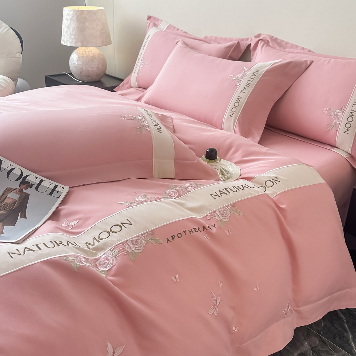 91家纺网 家纺一手货源 找家纺 遇见家居生活馆 2025新款亲肤棉刺绣四件套-花田里 花田里-公主粉