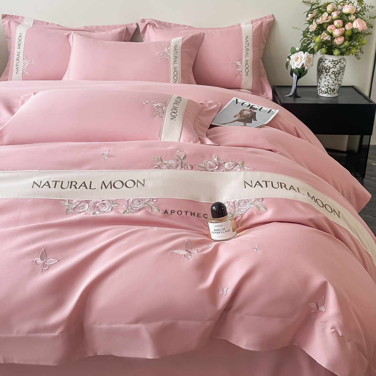 91家纺网 家纺一手货源 找家纺 遇见家居生活馆 2025新款亲肤棉刺绣四件套-花田里 花田里-公主粉