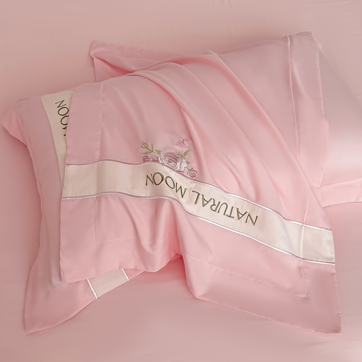 91家纺网 家纺一手货源 找家纺 遇见家居生活馆 2025新款亲肤棉刺绣四件套-花田里 花田里-公主粉