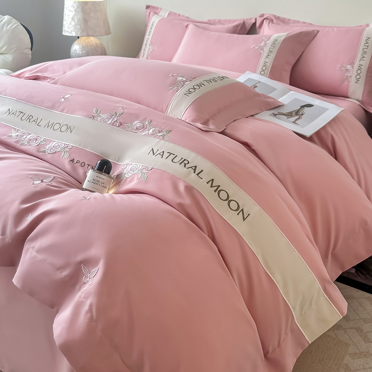 91家纺网 家纺一手货源 找家纺 遇见家居生活馆 2025新款亲肤棉刺绣四件套-花田里 花田里-公主粉