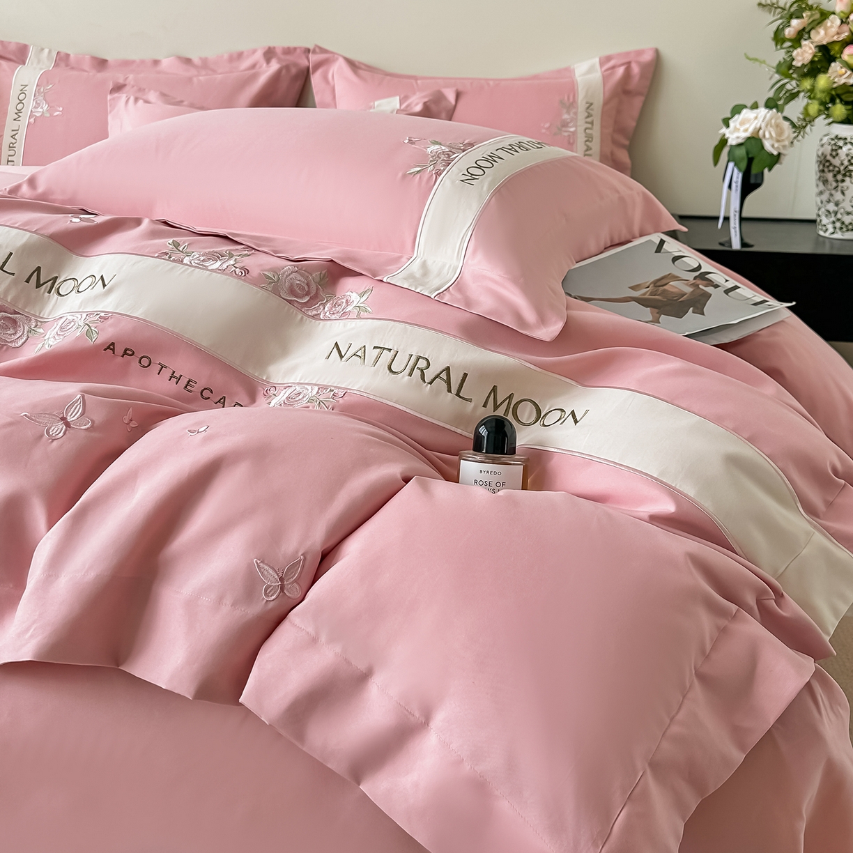 91家纺网 家纺一手货源 找家纺 遇见家居生活馆 2025新款亲肤棉刺绣四件套-花田里 花田里-公主粉