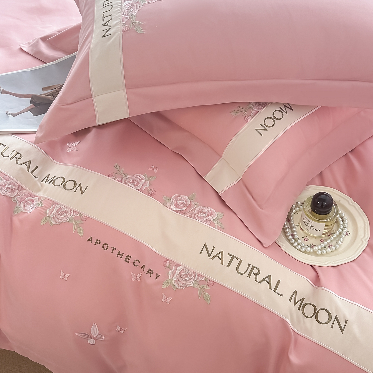 91家纺网 家纺一手货源 找家纺 遇见家居生活馆 2025新款亲肤棉刺绣四件套-花田里 花田里-公主粉