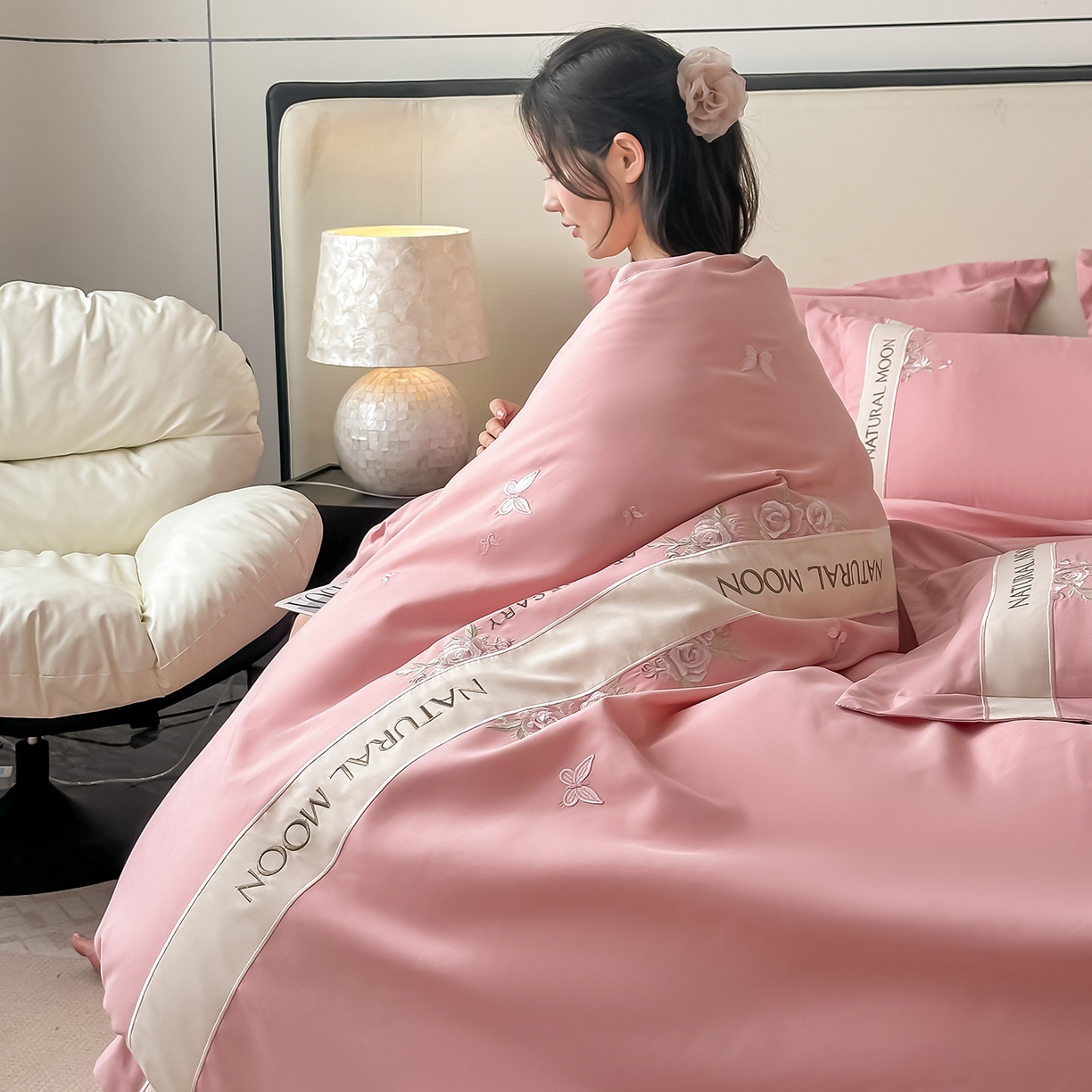 91家纺网 家纺一手货源 找家纺 遇见家居生活馆 2025新款亲肤棉刺绣四件套-花田里 花田里-公主粉