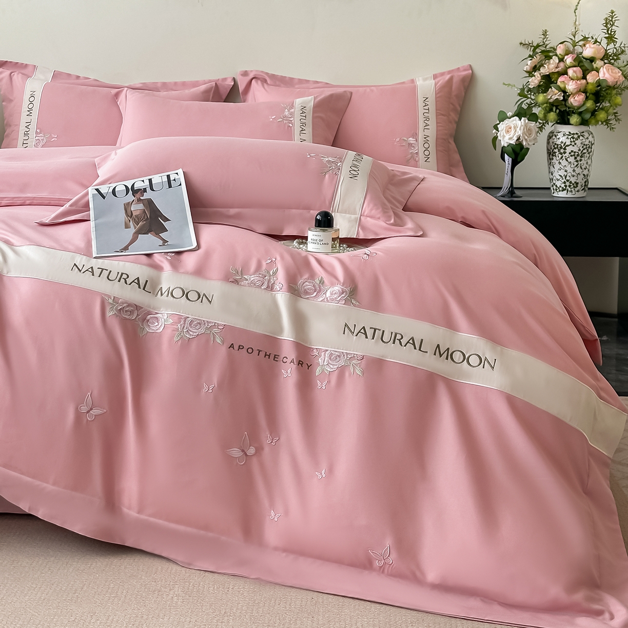 91家纺网 家纺一手货源 找家纺 遇见家居生活馆 2025新款亲肤棉刺绣四件套-花田里 花田里-公主粉