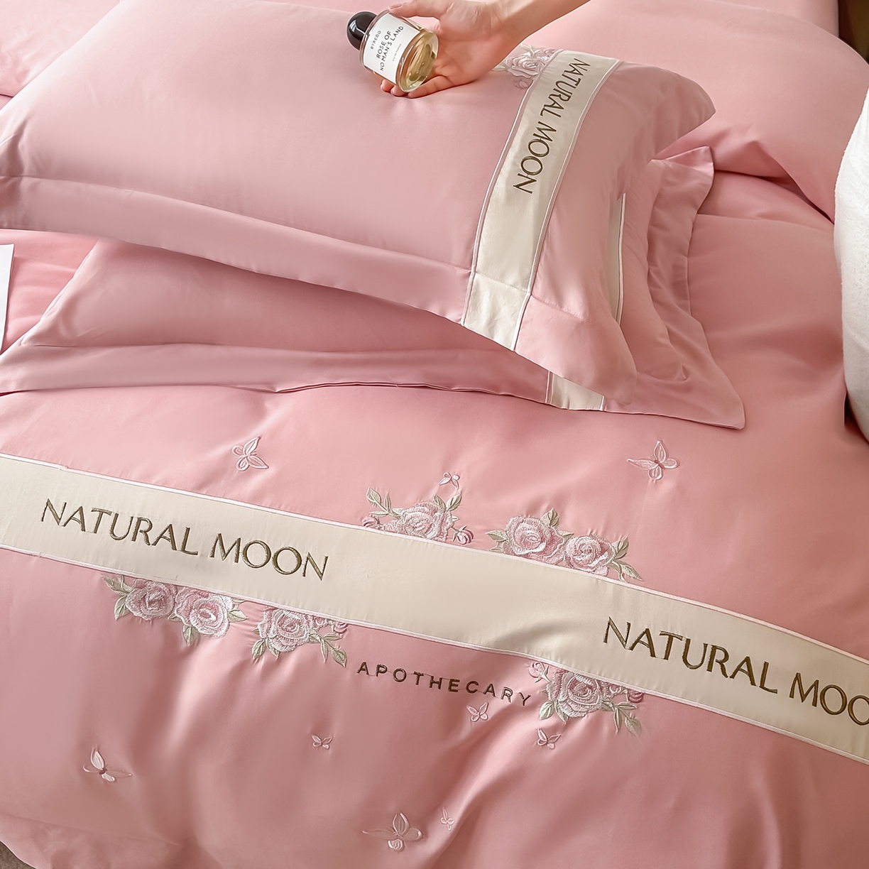 91家纺网 家纺一手货源 找家纺 遇见家居生活馆 2025新款亲肤棉刺绣四件套-花田里 花田里-公主粉