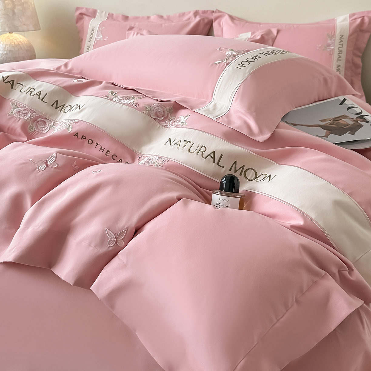 91家纺网 家纺一手货源 找家纺 遇见家居生活馆 2025新款亲肤棉刺绣四件套-花田里 花田里-公主粉