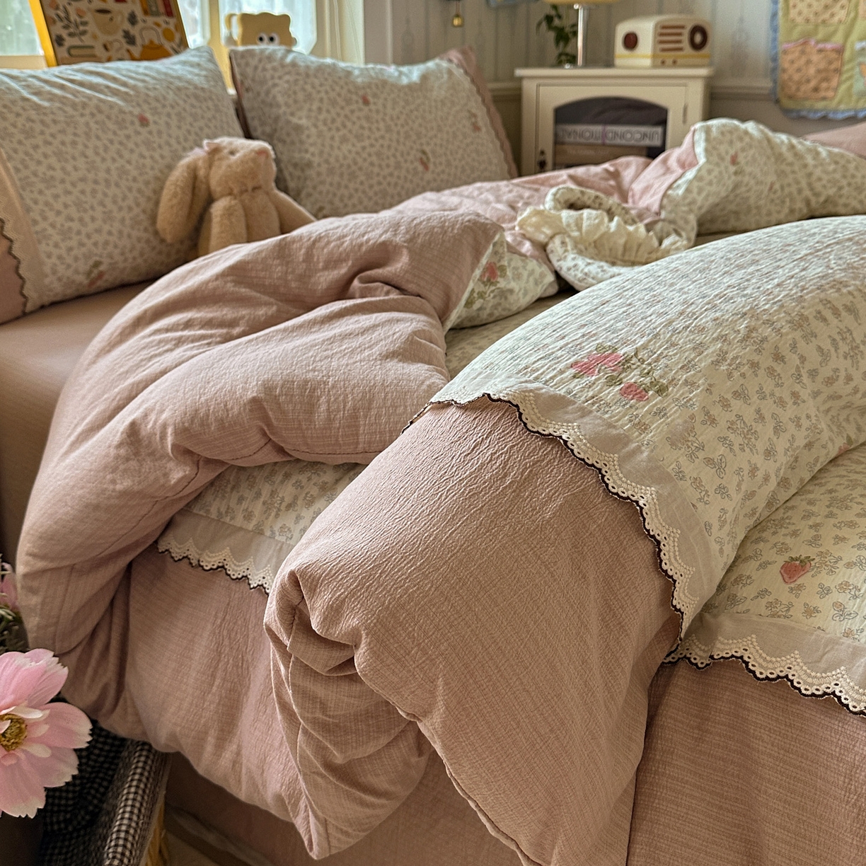 91家纺网 家纺一手货源 找家纺 （总）水墨江南 2025新款云感皱皱纱全棉花边四件套场景一