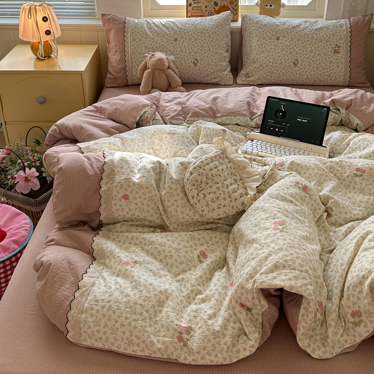 91家纺网 家纺一手货源 找家纺 水墨江南 2025新款云感皱皱纱全棉花边四件套场景一 花边款-花间玫瑰