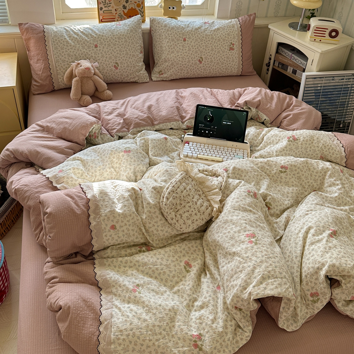 91家纺网 家纺一手货源 找家纺 水墨江南 2025新款云感皱皱纱全棉花边四件套场景一 花边款-花间玫瑰