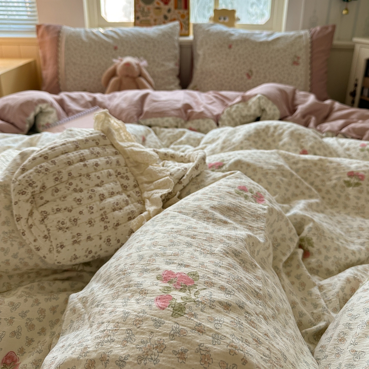 91家纺网 家纺一手货源 找家纺 水墨江南 2025新款云感皱皱纱全棉花边四件套场景一 花边款-花间玫瑰