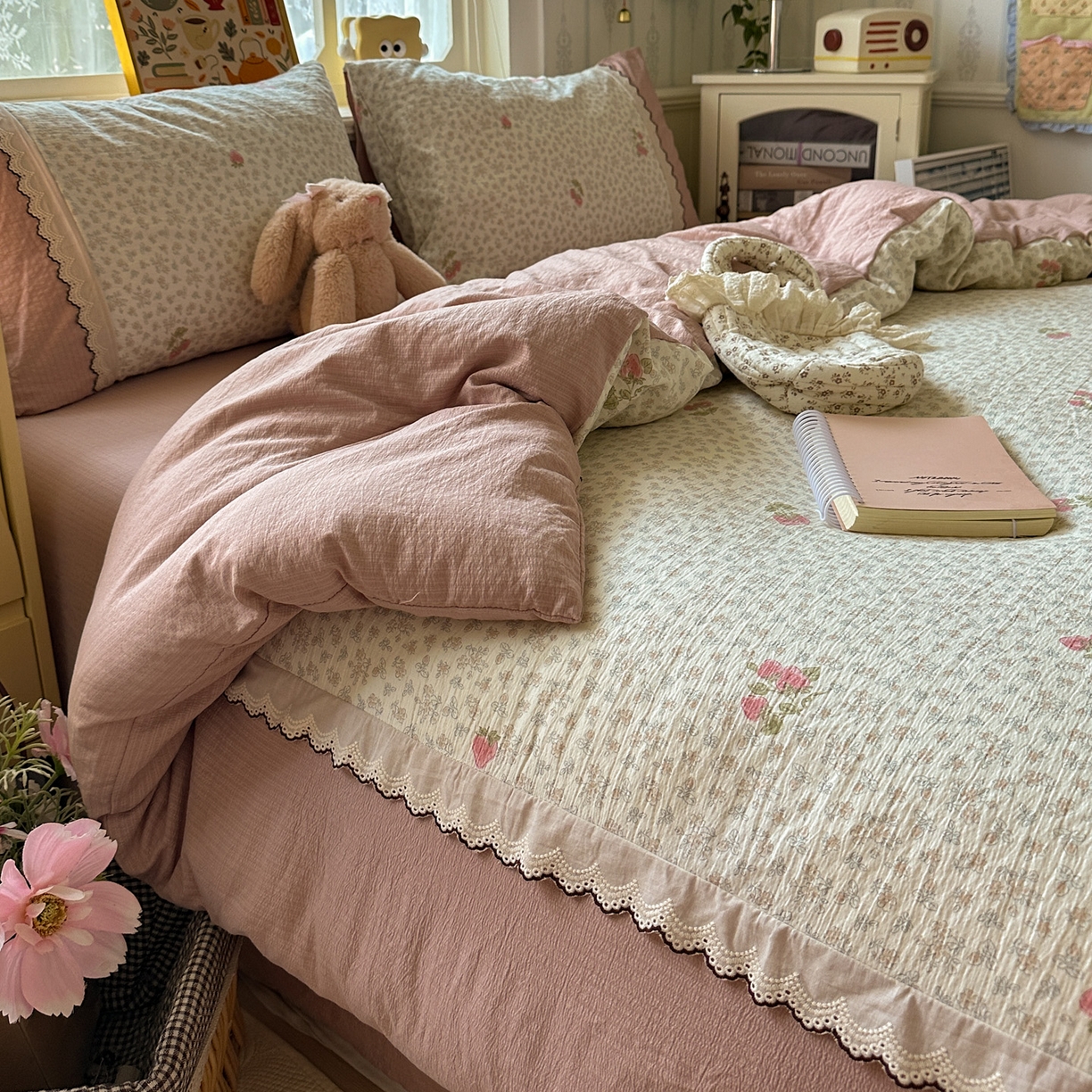 91家纺网 家纺一手货源 找家纺 水墨江南 2025新款云感皱皱纱全棉花边四件套场景一 花边款-花间玫瑰