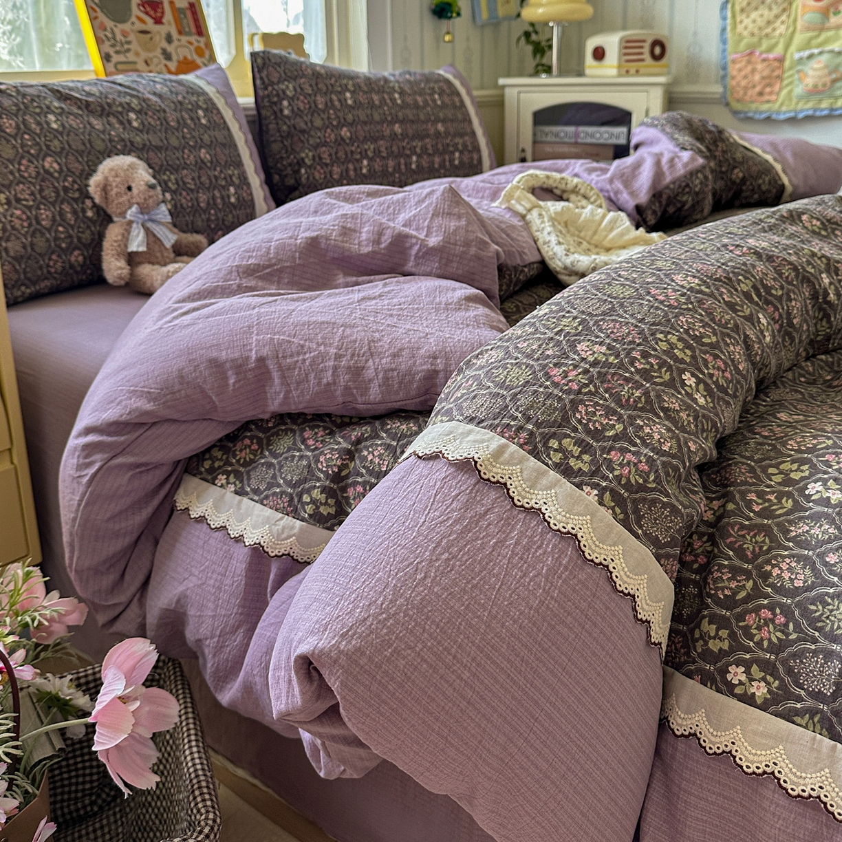 91家纺网 家纺一手货源 找家纺 水墨江南 2025新款云感皱皱纱全棉花边四件套场景一 花边款-秘境