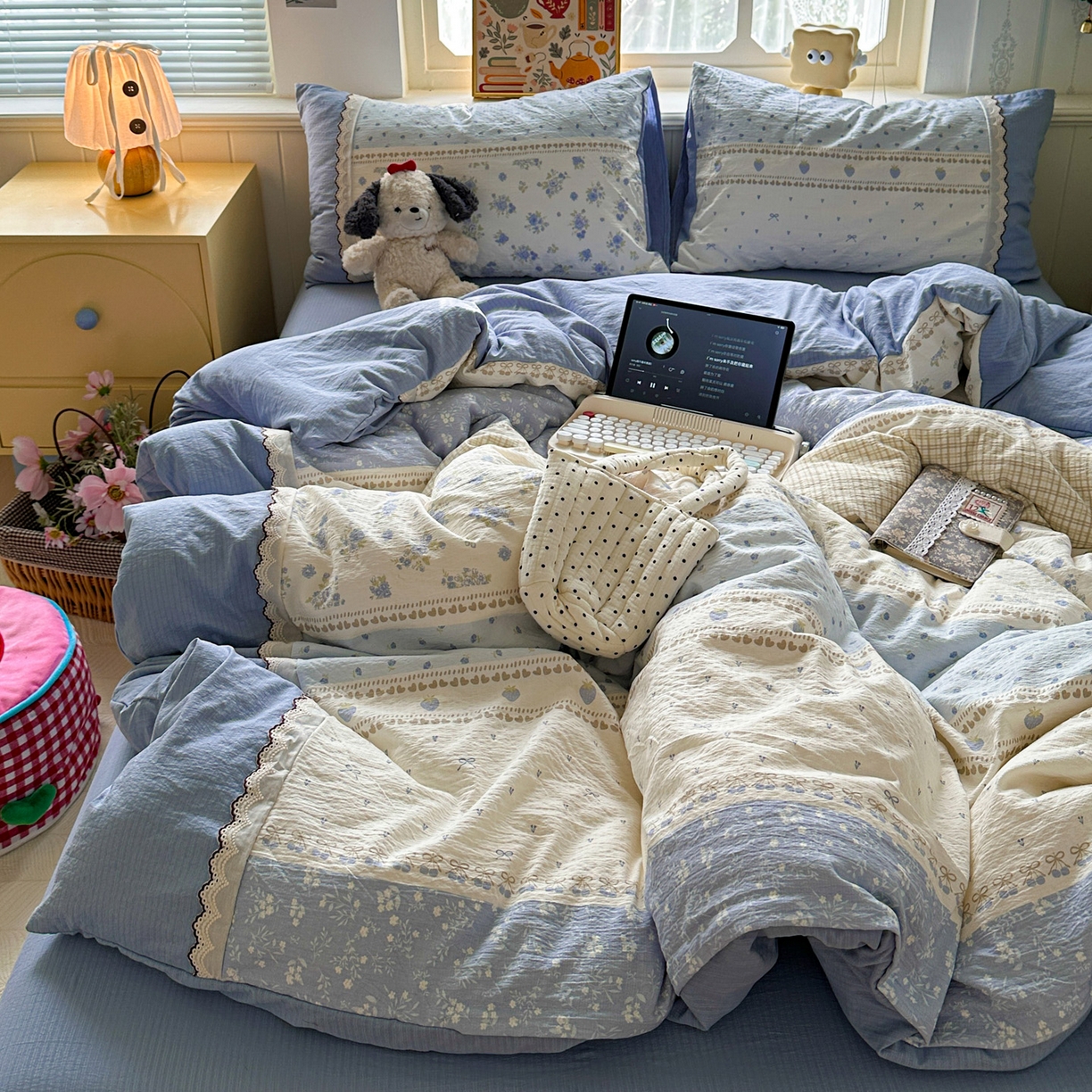 91家纺网 家纺一手货源 找家纺 水墨江南 2025新款云感皱皱纱全棉花边四件套场景一 花边款-春天里蓝