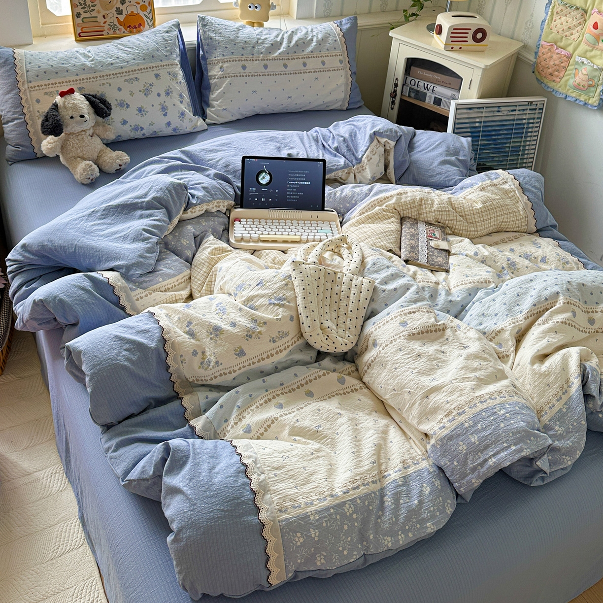 91家纺网 家纺一手货源 找家纺 水墨江南 2025新款云感皱皱纱全棉花边四件套场景一 花边款-春天里蓝