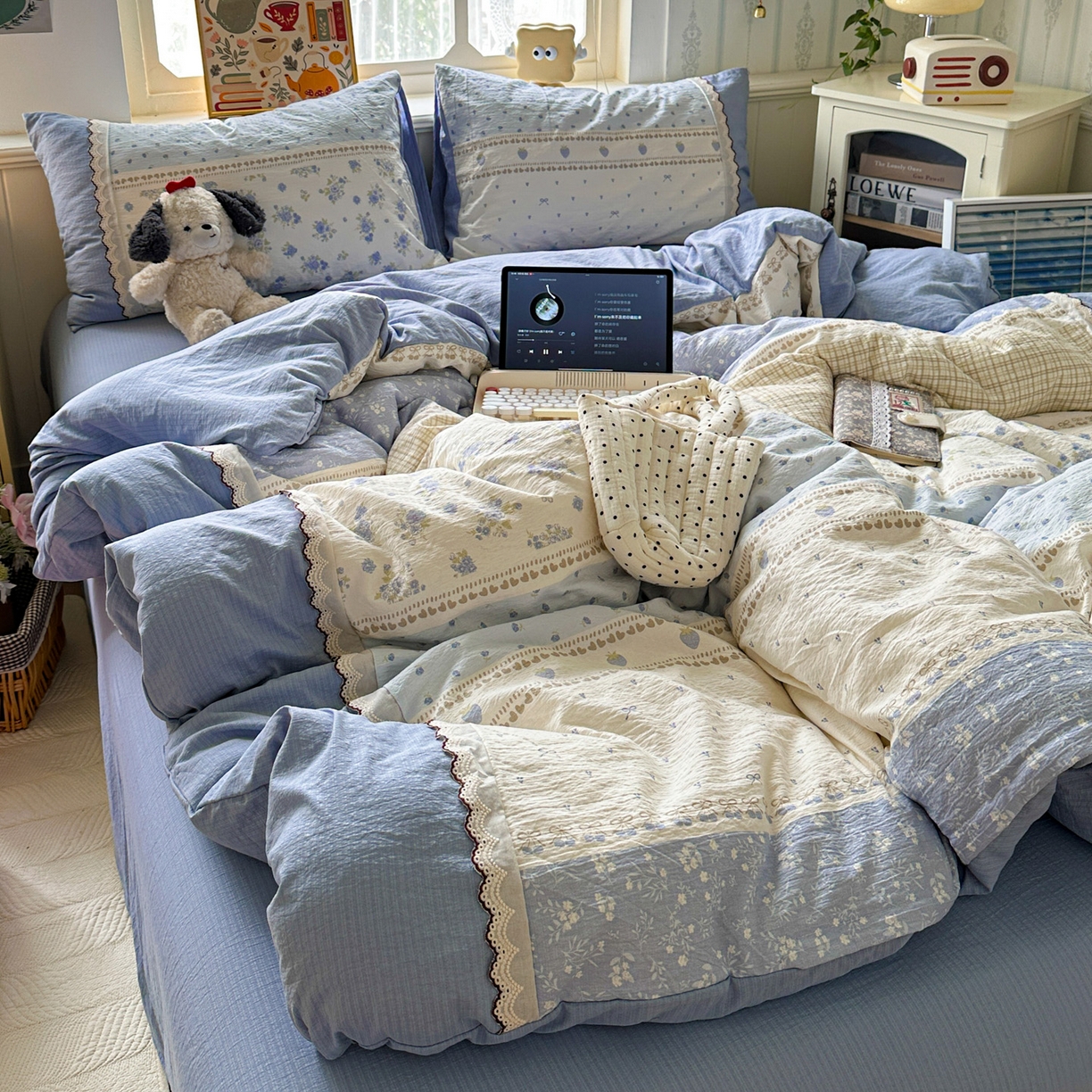 91家纺网 家纺一手货源 找家纺 水墨江南 2025新款云感皱皱纱全棉花边四件套场景一 花边款-春天里蓝