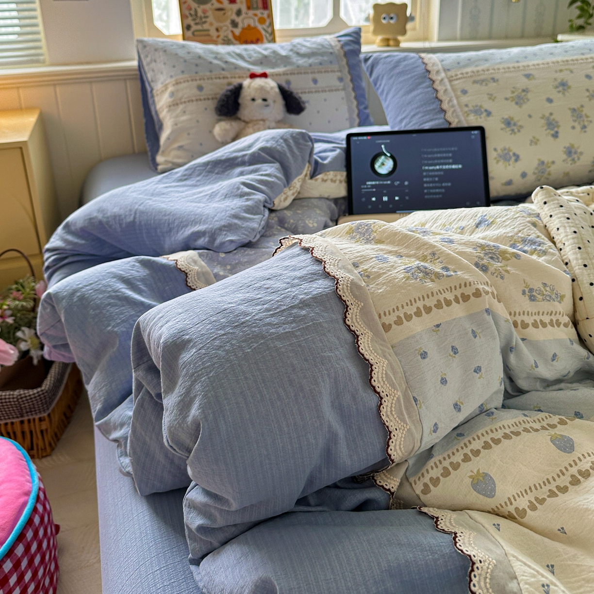 91家纺网 家纺一手货源 找家纺 水墨江南 2025新款云感皱皱纱全棉花边四件套场景一 花边款-春天里蓝