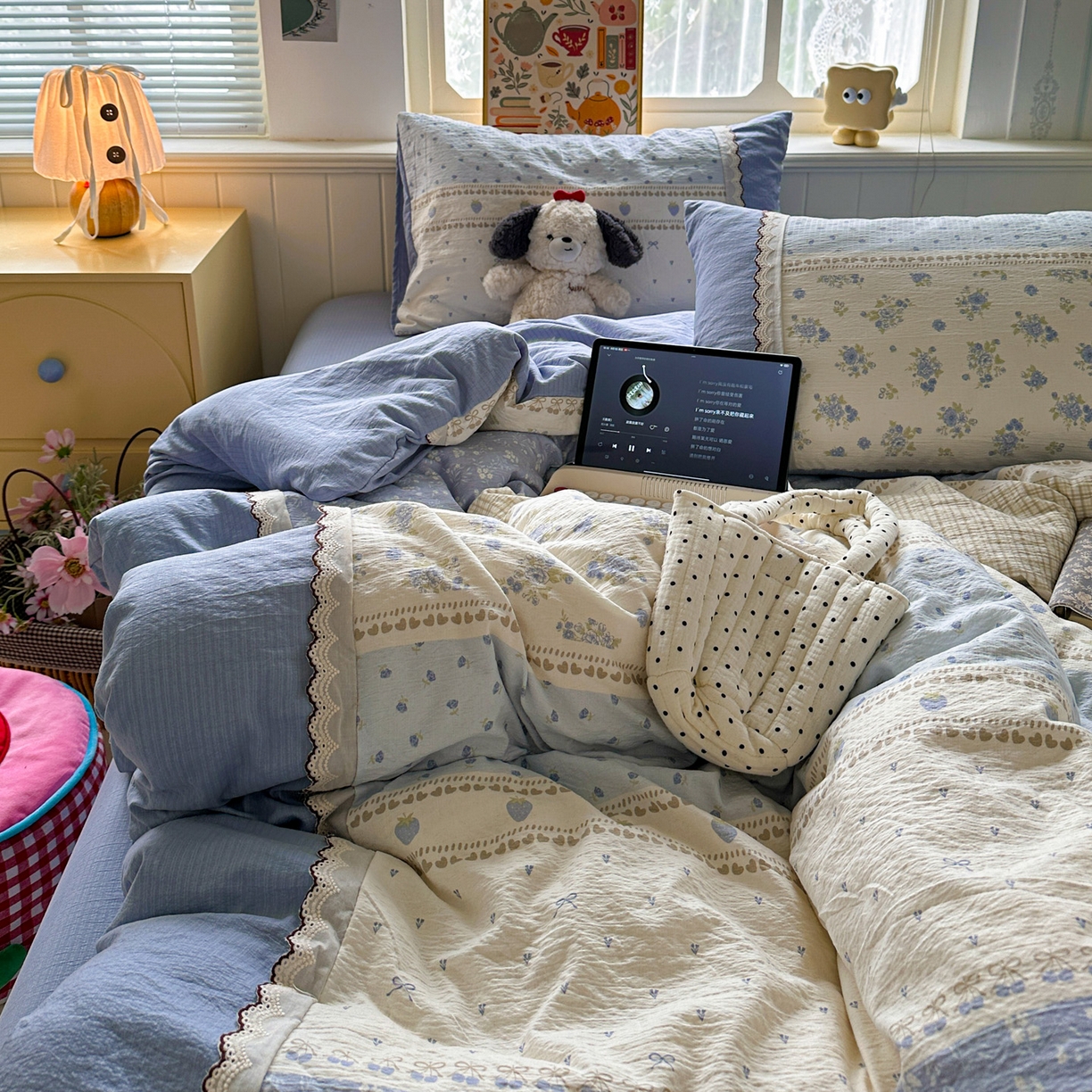 91家纺网 家纺一手货源 找家纺 水墨江南 2025新款云感皱皱纱全棉花边四件套场景一 花边款-春天里蓝