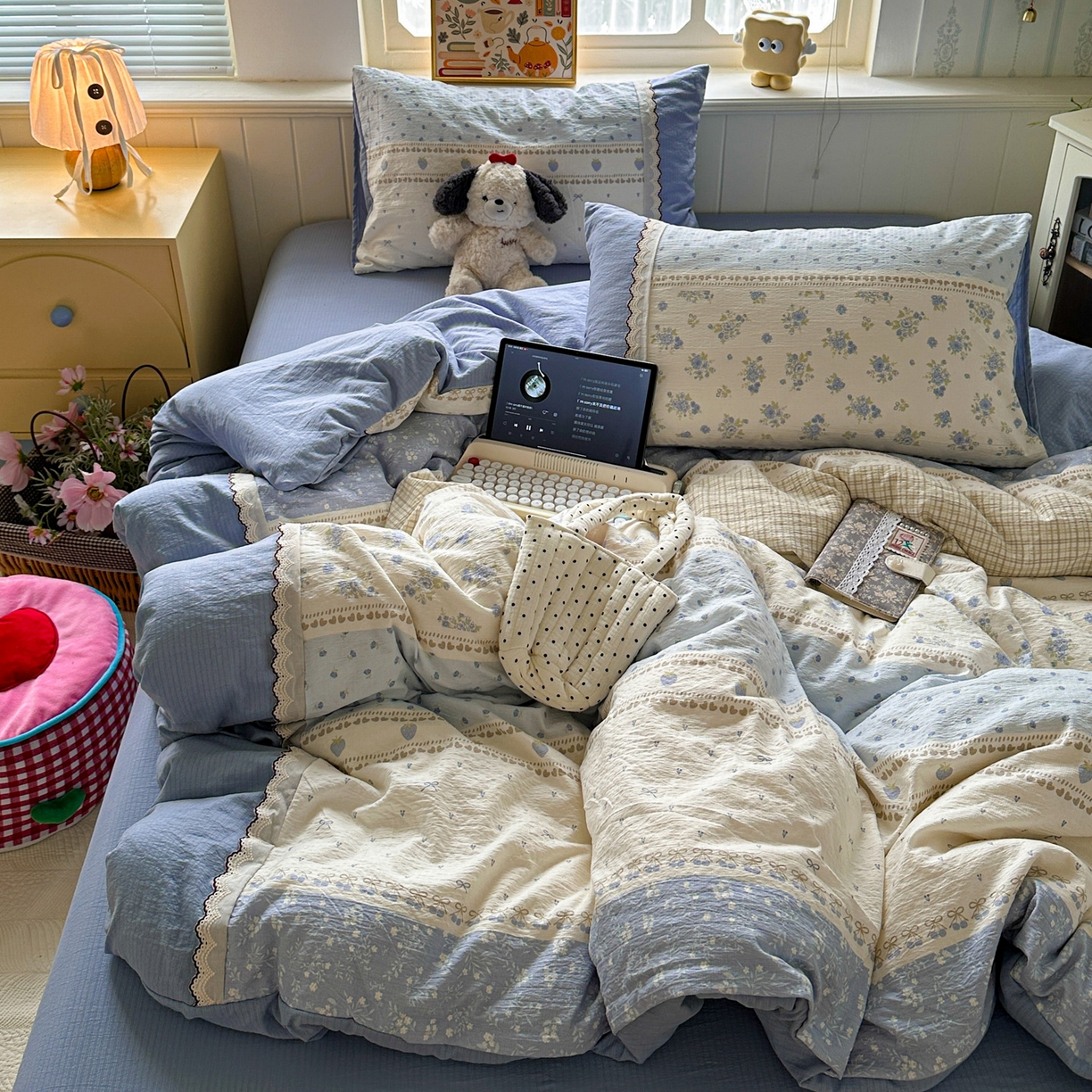 91家纺网 家纺一手货源 找家纺 水墨江南 2025新款云感皱皱纱全棉花边四件套场景一 花边款-春天里蓝