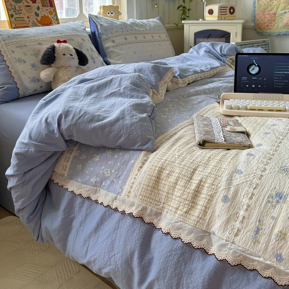 91家纺网 家纺一手货源 找家纺 水墨江南 2025新款云感皱皱纱全棉花边四件套场景一 花边款-春天里蓝