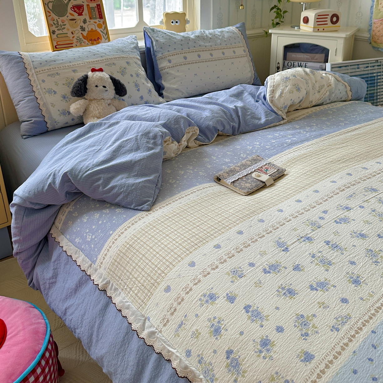 91家纺网 家纺一手货源 找家纺 水墨江南 2025新款云感皱皱纱全棉花边四件套场景一 花边款-春天里蓝