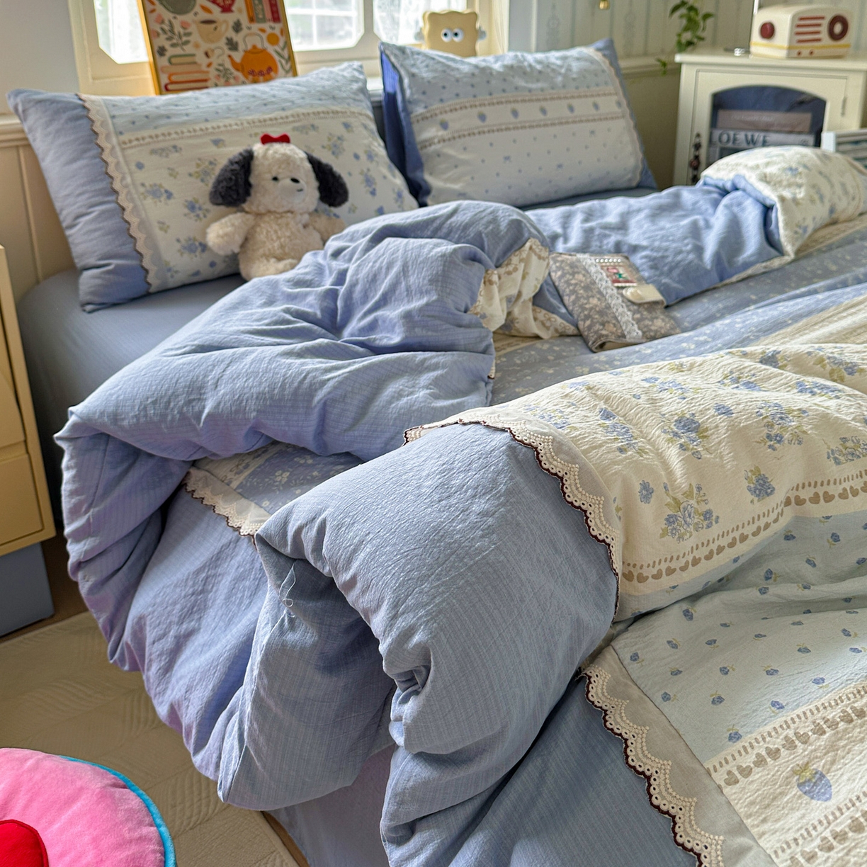 91家纺网 家纺一手货源 找家纺 水墨江南 2025新款云感皱皱纱全棉花边四件套场景一 花边款-春天里蓝