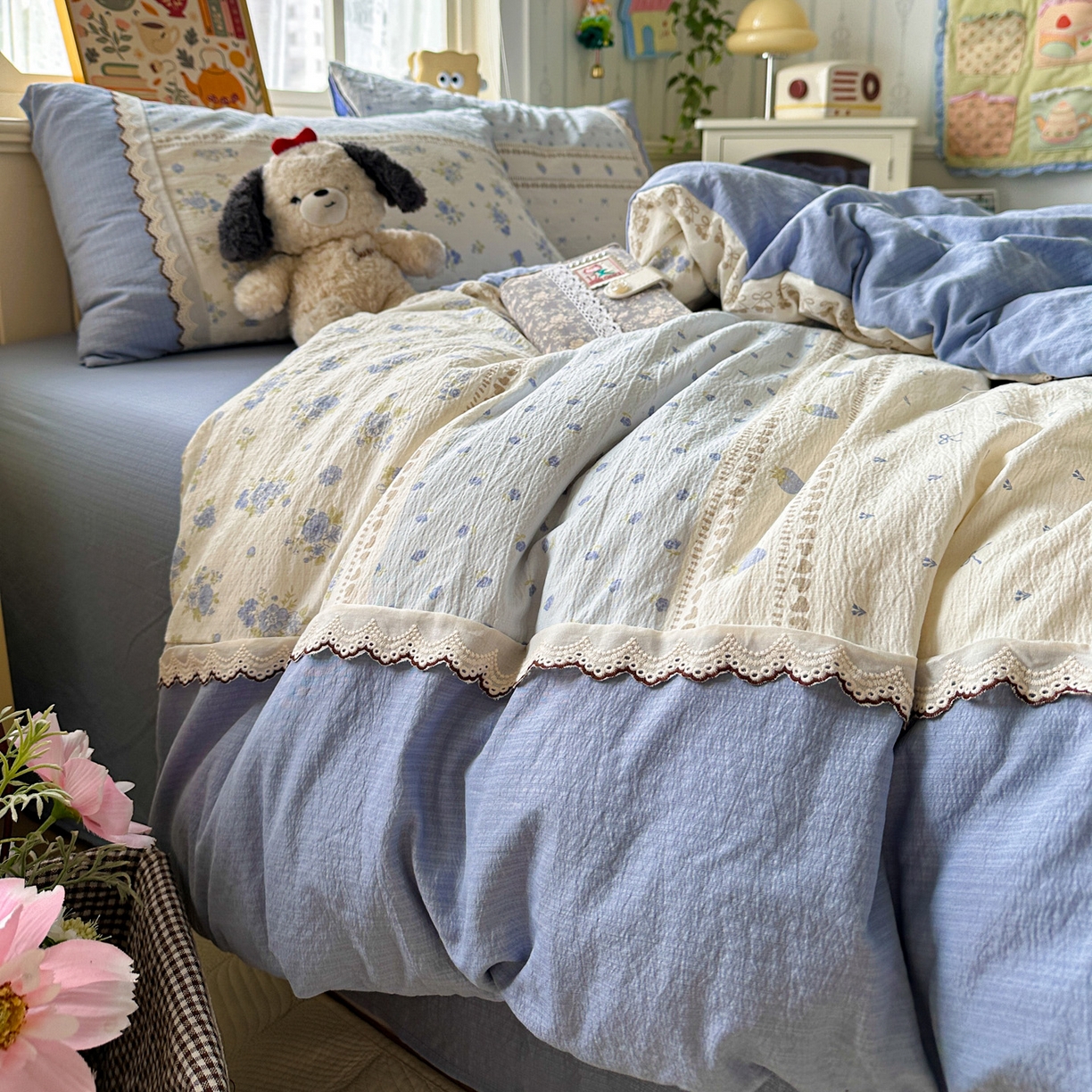 91家纺网 家纺一手货源 找家纺 水墨江南 2025新款云感皱皱纱全棉花边四件套场景一 花边款-春天里蓝