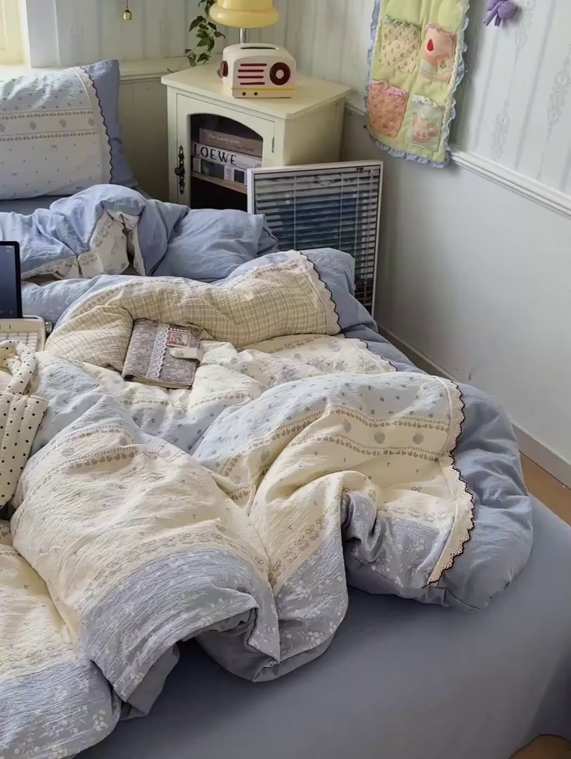 91家纺网 家纺一手货源 找家纺 水墨江南 2025新款云感皱皱纱全棉花边四件套场景一 花边款-春天里蓝