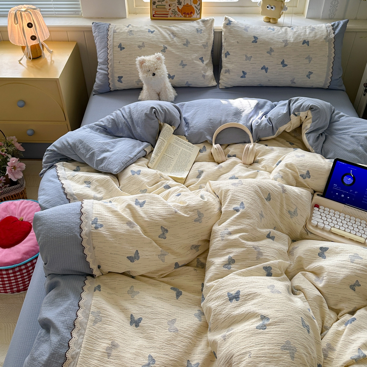 91家纺网 家纺一手货源 找家纺 水墨江南 2025新款云感皱皱纱全棉花边四件套场景一 花边款-蝶舞