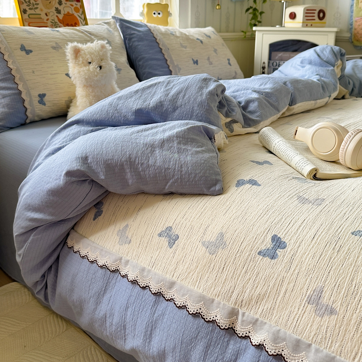 91家纺网 家纺一手货源 找家纺 水墨江南 2025新款云感皱皱纱全棉花边四件套场景一 花边款-蝶舞