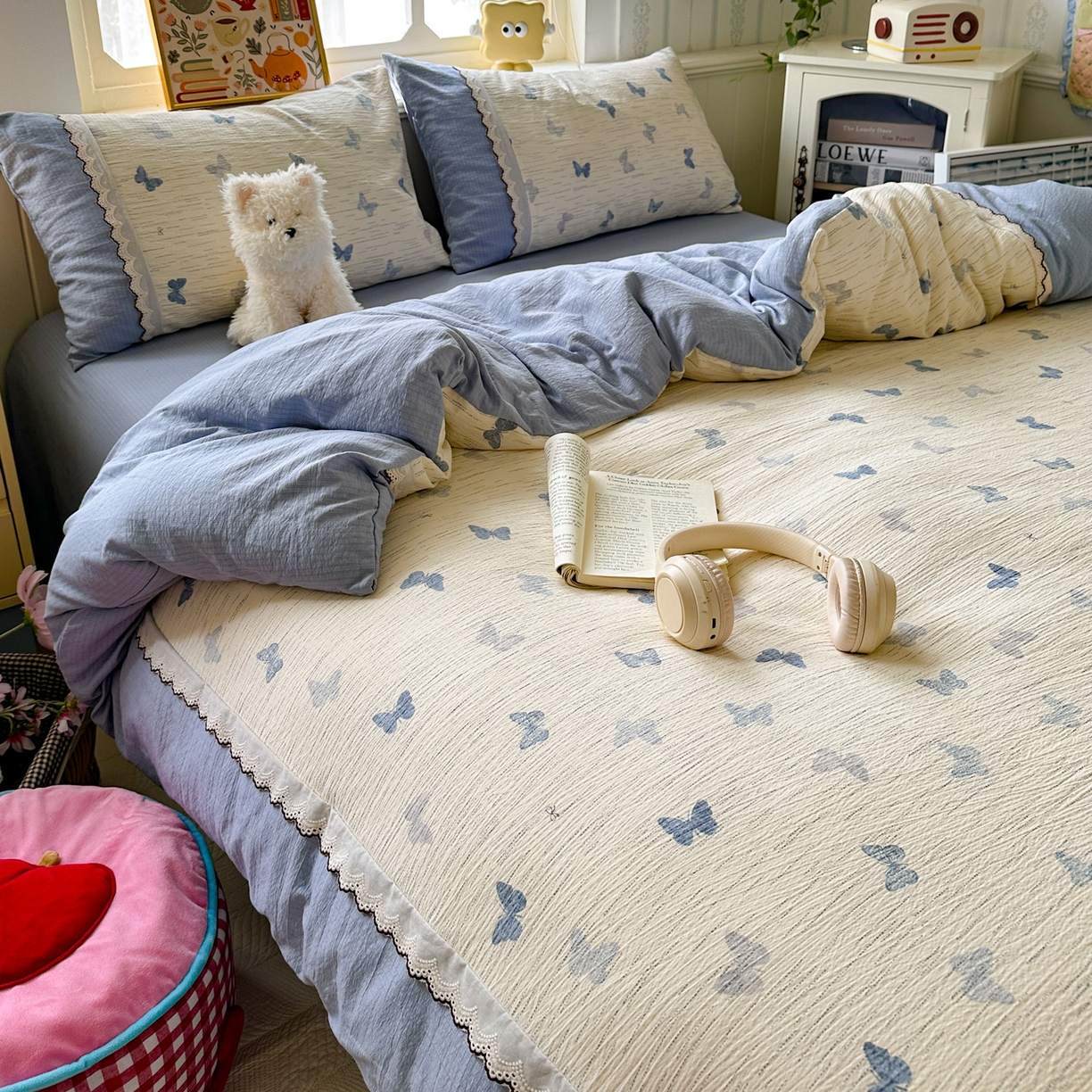 91家纺网 家纺一手货源 找家纺 水墨江南 2025新款云感皱皱纱全棉花边四件套场景一 花边款-蝶舞