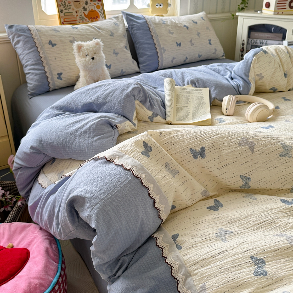 91家纺网 家纺一手货源 找家纺 水墨江南 2025新款云感皱皱纱全棉花边四件套场景一 花边款-蝶舞