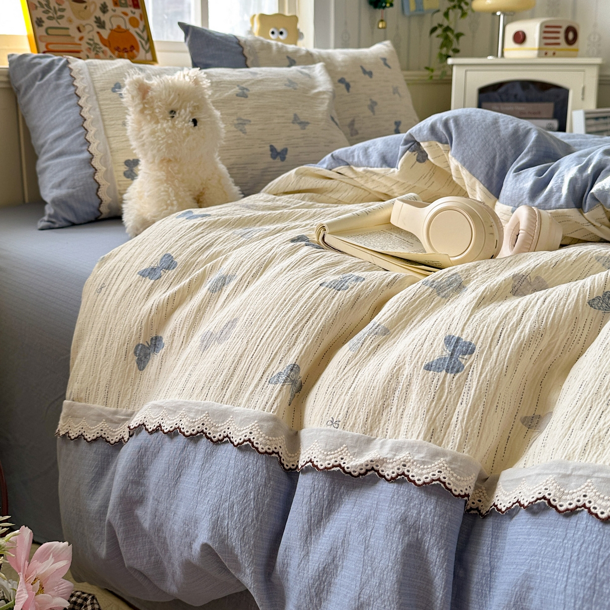 91家纺网 家纺一手货源 找家纺 水墨江南 2025新款云感皱皱纱全棉花边四件套场景一 花边款-蝶舞