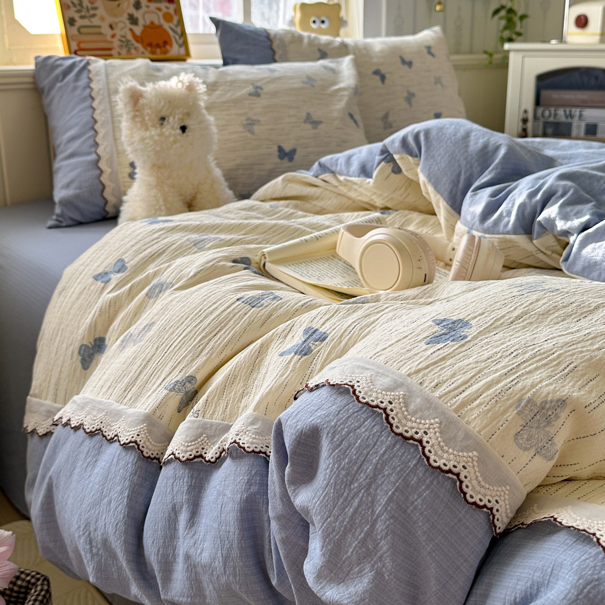 91家纺网 家纺一手货源 找家纺 水墨江南 2025新款云感皱皱纱全棉花边四件套场景一 花边款-蝶舞